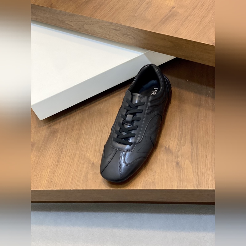 Prada，普拉達(dá) 男士皮革休閑運(yùn)動鞋 采用進(jìn)口小牛皮拼接鞋面，立體幾何分割，精