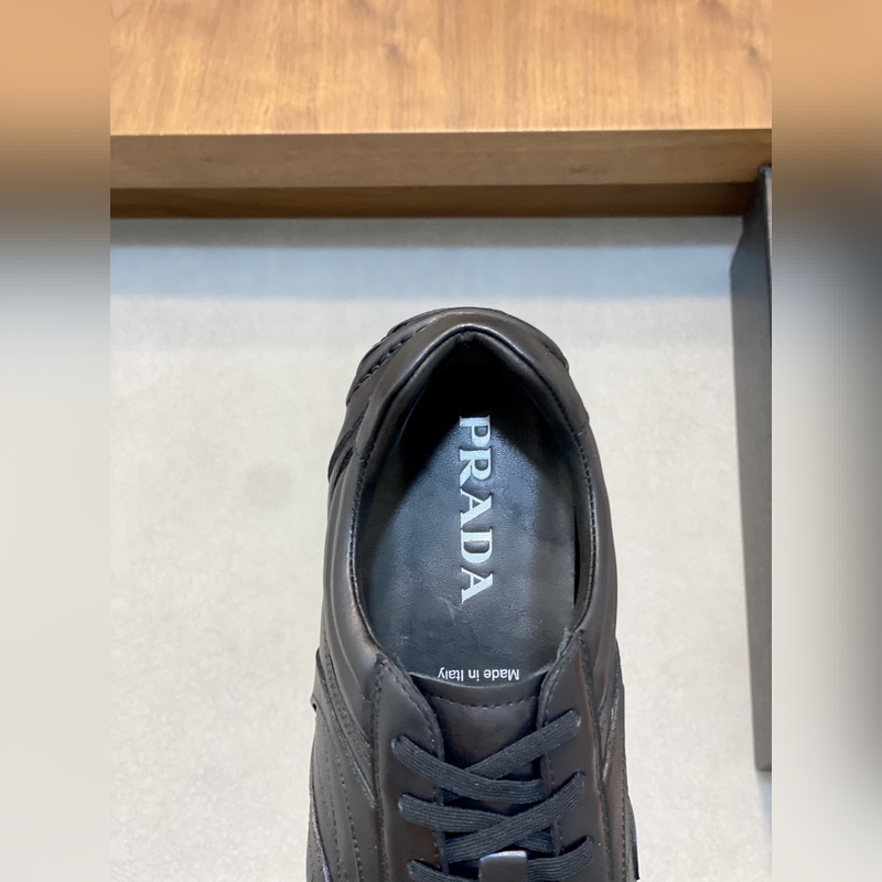 Prada，普拉達(dá) 男士皮革休閑運(yùn)動鞋 采用進(jìn)口小牛皮拼接鞋面，立體幾何分割，精