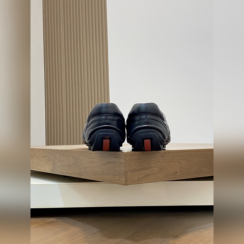 Prada，普拉達(dá) 男士皮革休閑運(yùn)動鞋 采用進(jìn)口小牛皮拼接鞋面，立體幾何分割，精