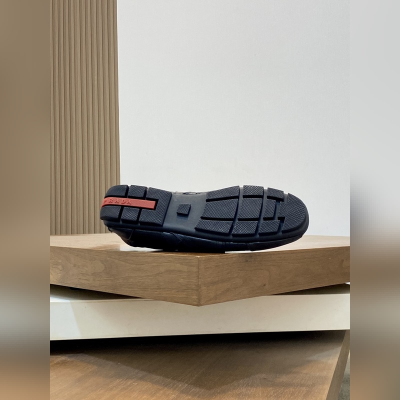 Prada，普拉達(dá) 男士皮革休閑運(yùn)動鞋 采用進(jìn)口小牛皮拼接鞋面，立體幾何分割，精