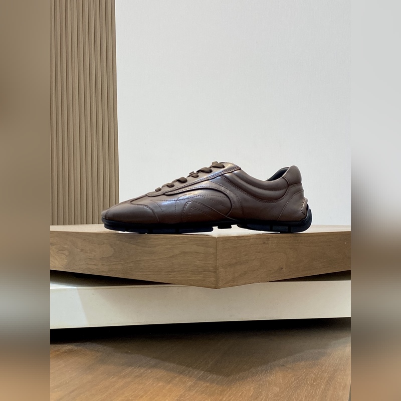 Prada，普拉達 男士皮革休閑運動鞋 采用進口小牛皮拼接鞋面，立體幾何分割，精