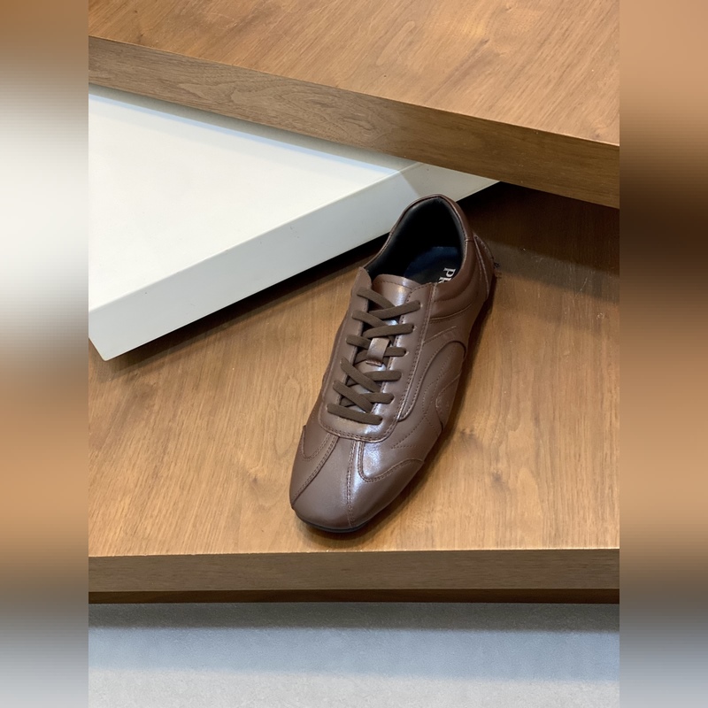 Prada，普拉達 男士皮革休閑運動鞋 采用進口小牛皮拼接鞋面，立體幾何分割，精