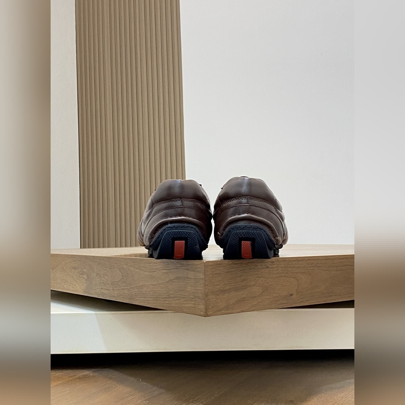 Prada，普拉達 男士皮革休閑運動鞋 采用進口小牛皮拼接鞋面，立體幾何分割，精