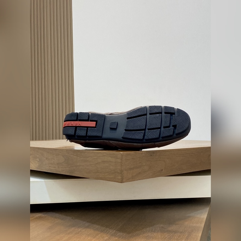 Prada，普拉達 男士皮革休閑運動鞋 采用進口小牛皮拼接鞋面，立體幾何分割，精