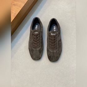 Prada，普拉達 男士皮革休閑運動鞋 采用進口小牛皮拼接鞋面，立體幾何分割，精