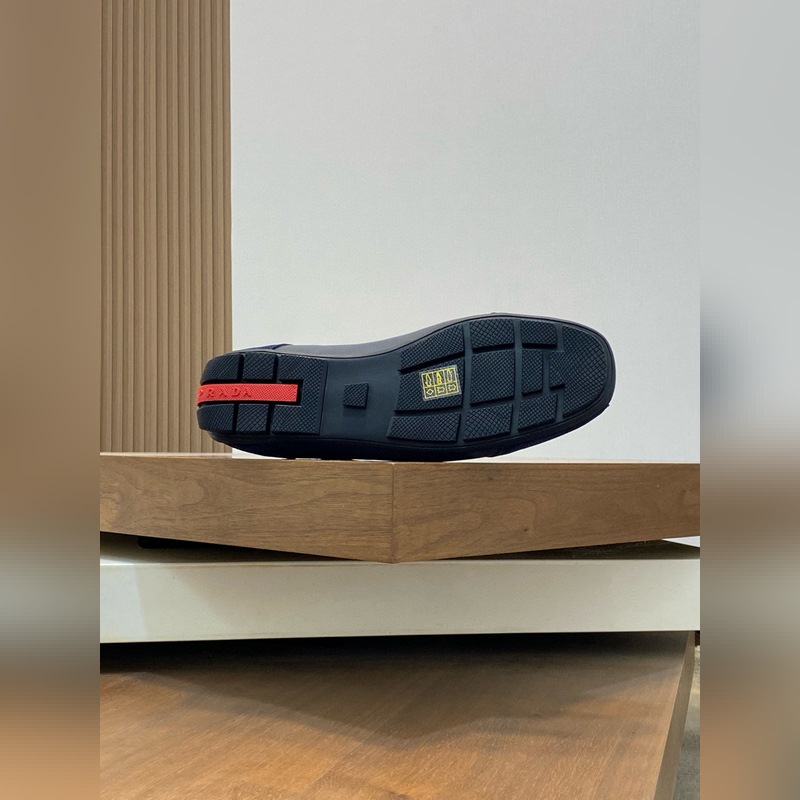 Prada，普拉達 男士皮革休閑運動鞋 采用進口小牛皮拼接鞋面，立體幾何分割，精