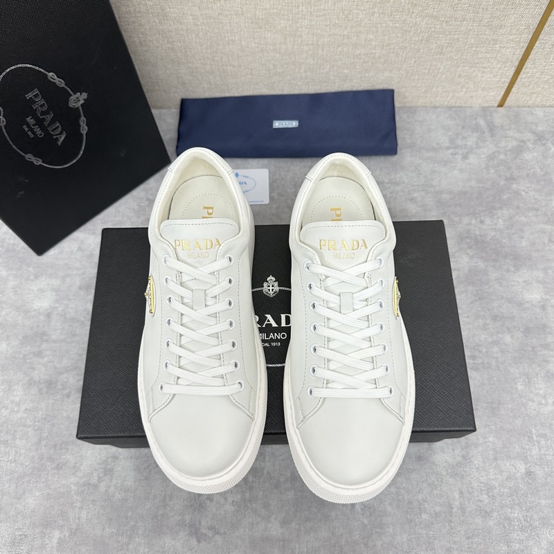 Prada，普拉達 最新款厚底休閑運動鞋 全小牛皮材質極簡設計 外側金色三角PR