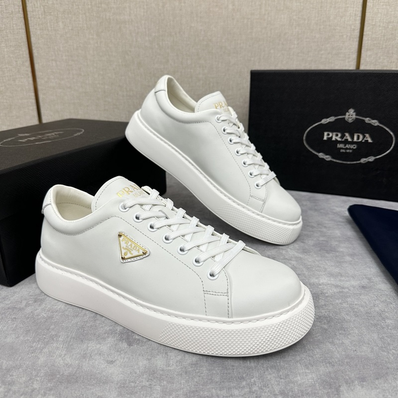 Prada，普拉達 最新款厚底休閑運動鞋 全小牛皮材質極簡設計 外側金色三角PR