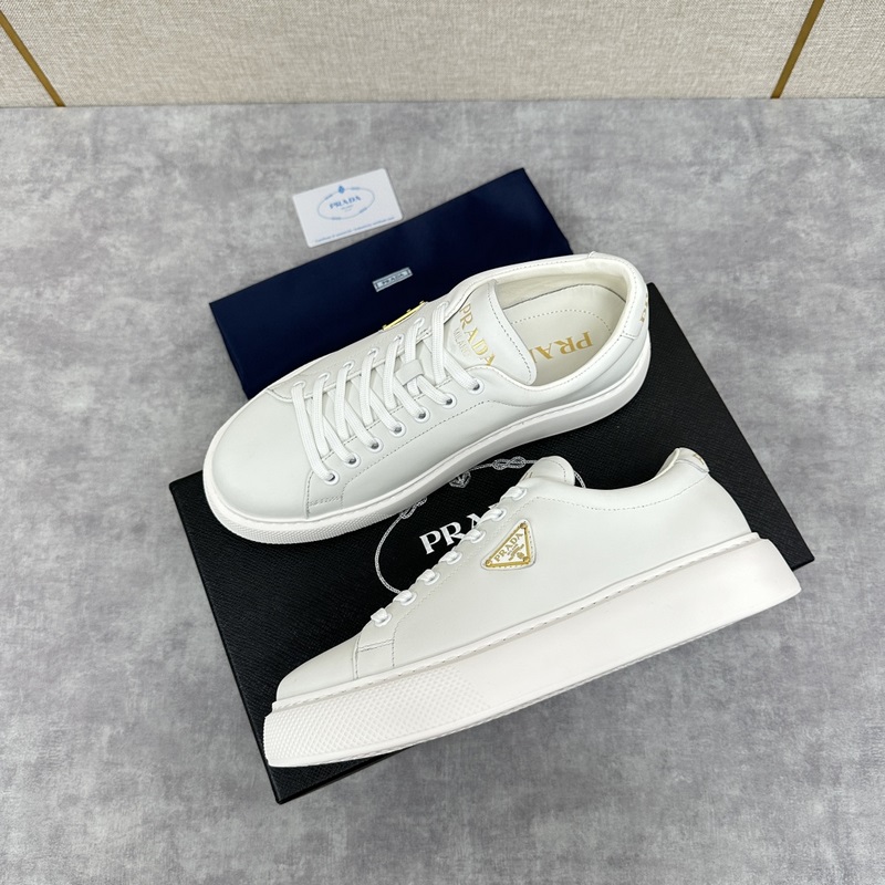 Prada，普拉達 最新款厚底休閑運動鞋 全小牛皮材質極簡設計 外側金色三角PR