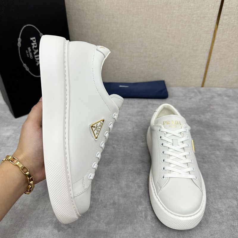 Prada，普拉達 最新款厚底休閑運動鞋 全小牛皮材質極簡設計 外側金色三角PR