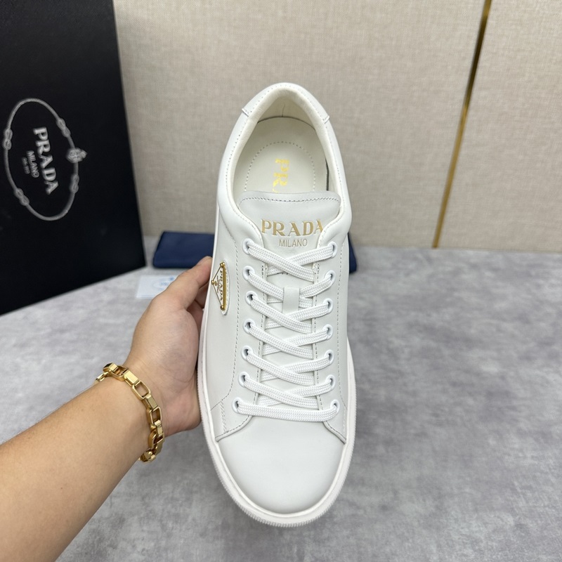 Prada，普拉達 最新款厚底休閑運動鞋 全小牛皮材質極簡設計 外側金色三角PR