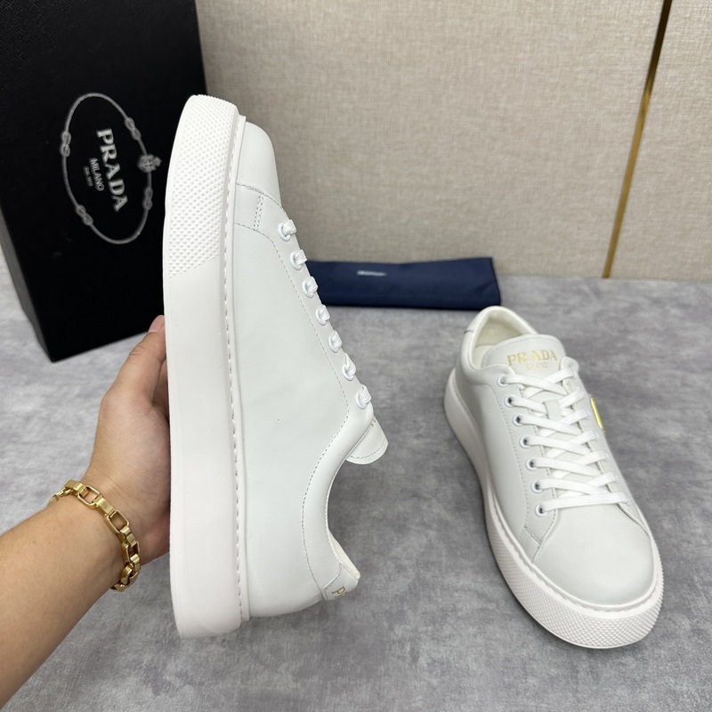 Prada，普拉達 最新款厚底休閑運動鞋 全小牛皮材質極簡設計 外側金色三角PR