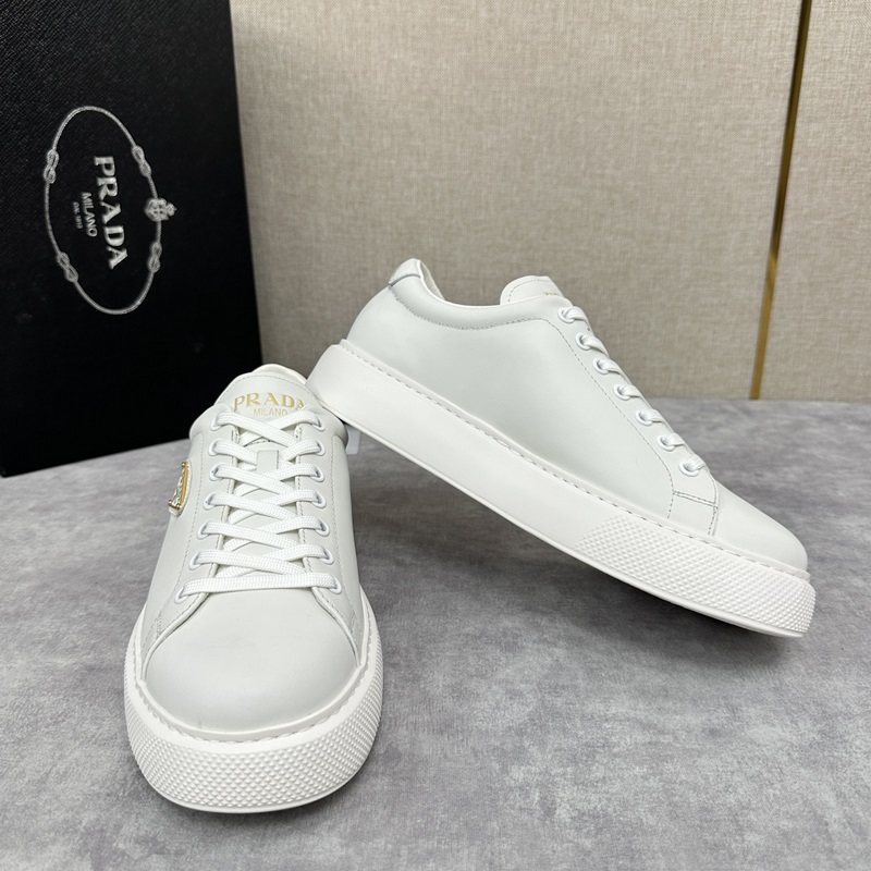 Prada，普拉達 最新款厚底休閑運動鞋 全小牛皮材質極簡設計 外側金色三角PR