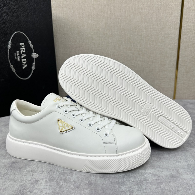 Prada，普拉達 最新款厚底休閑運動鞋 全小牛皮材質極簡設計 外側金色三角PR
