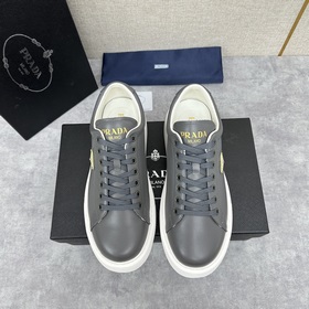 Prada，普拉達 最新款厚底休閑運動鞋 全小牛皮材質極簡設計 外側金色三角PR