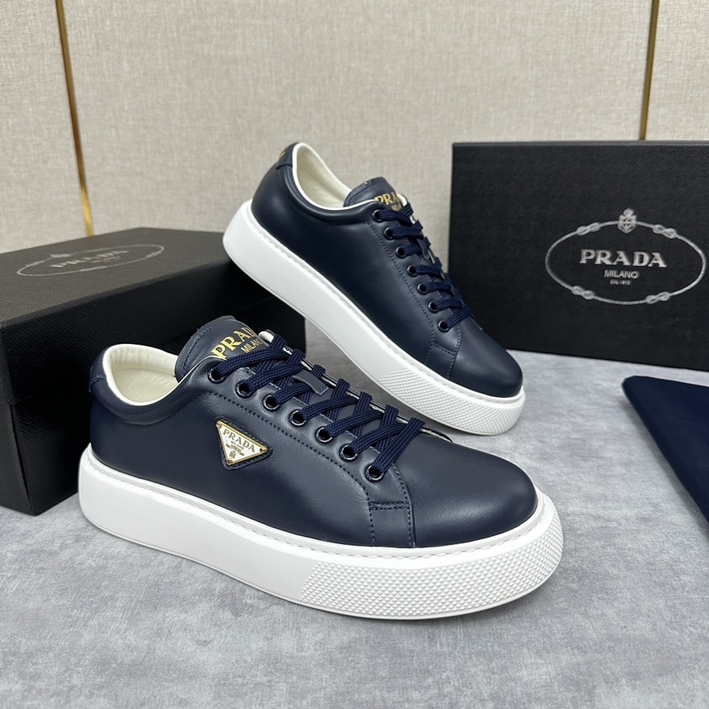 Prada，普拉達 最新款厚底休閑運動鞋 全小牛皮材質極簡設計 外側金色三角PR
