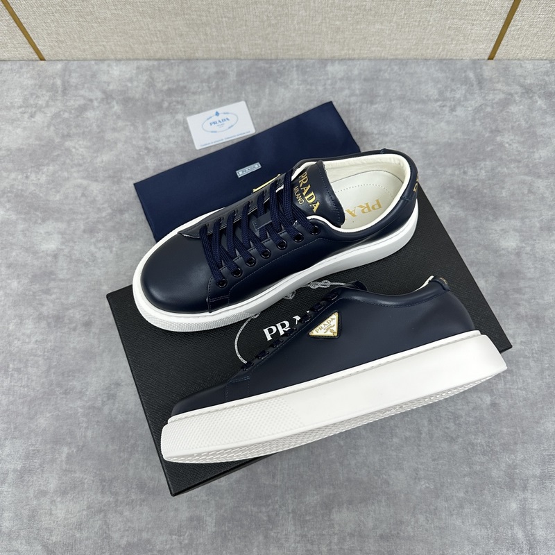 Prada，普拉達 最新款厚底休閑運動鞋 全小牛皮材質極簡設計 外側金色三角PR