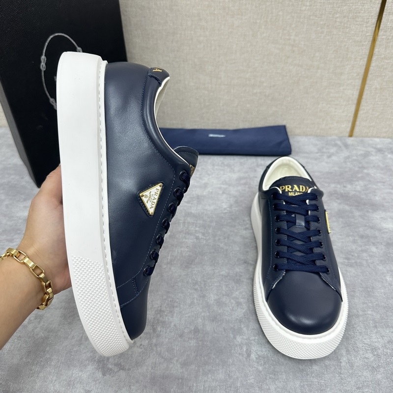 Prada，普拉達 最新款厚底休閑運動鞋 全小牛皮材質極簡設計 外側金色三角PR
