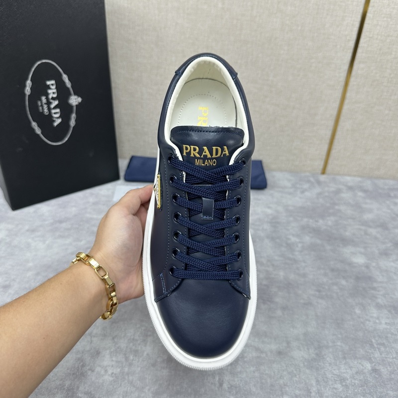 Prada，普拉達 最新款厚底休閑運動鞋 全小牛皮材質極簡設計 外側金色三角PR