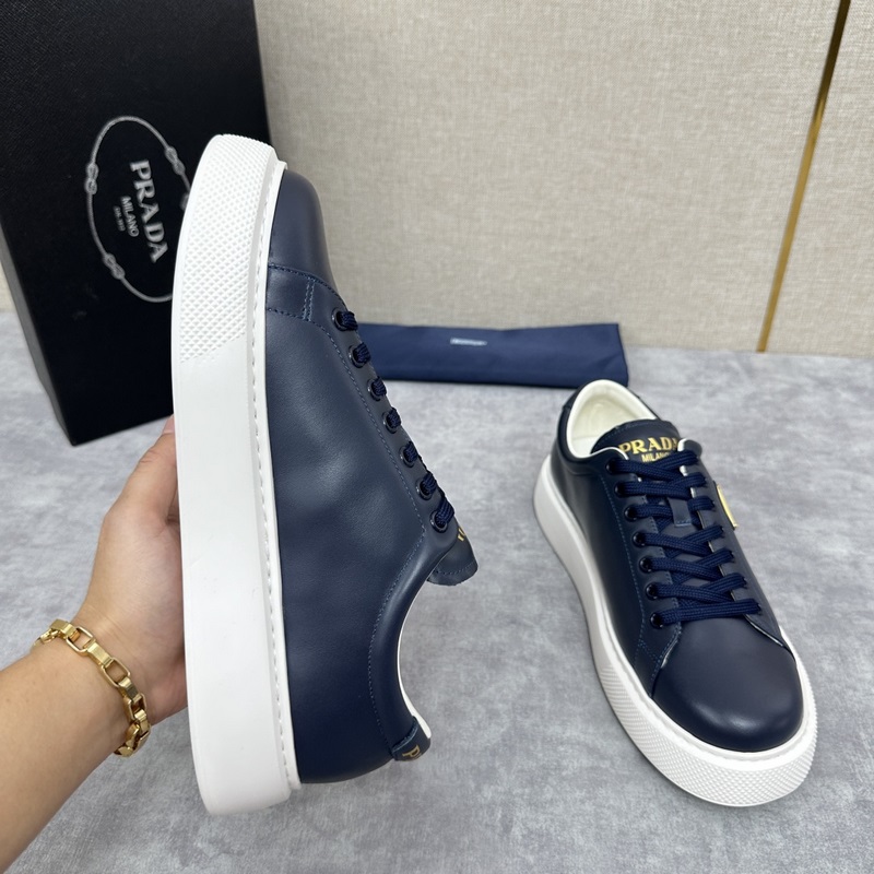 Prada，普拉達 最新款厚底休閑運動鞋 全小牛皮材質極簡設計 外側金色三角PR