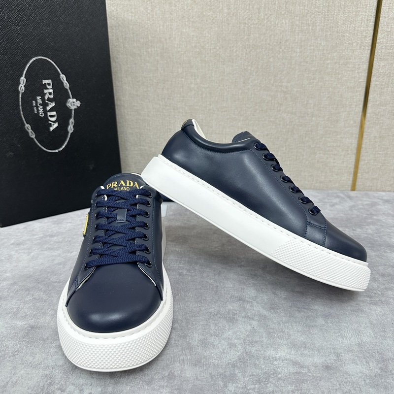 Prada，普拉達 最新款厚底休閑運動鞋 全小牛皮材質極簡設計 外側金色三角PR