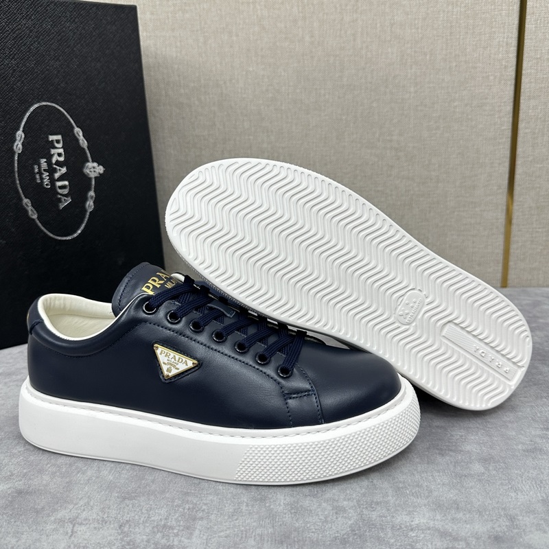 Prada，普拉達 最新款厚底休閑運動鞋 全小牛皮材質極簡設計 外側金色三角PR