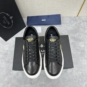 Prada，普拉達 最新款厚底休閑運動鞋 全小牛皮材質極簡設計 外側金色三角PR