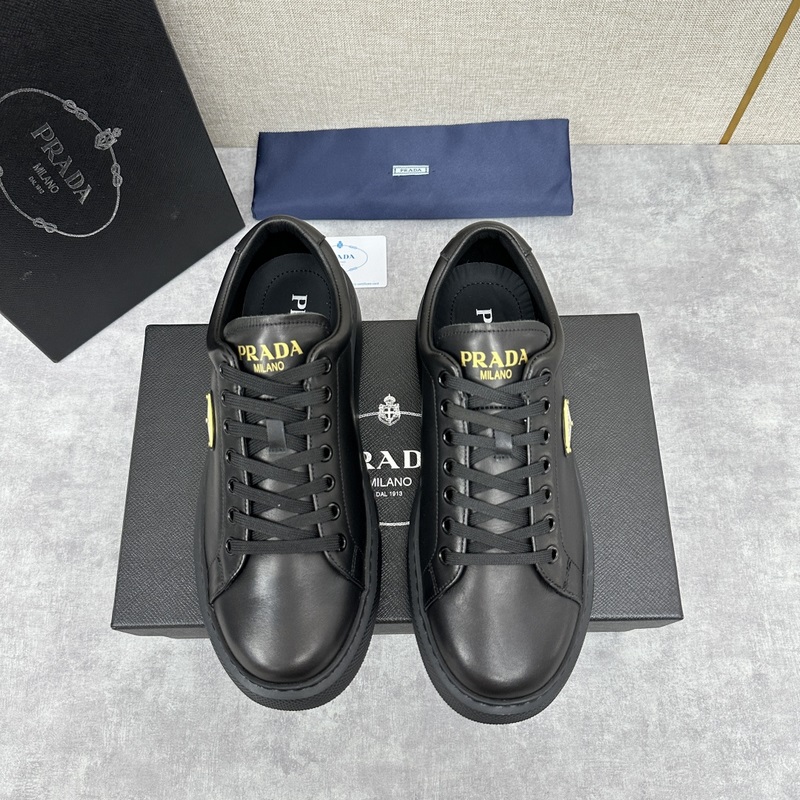 Prada，普拉達 最新款厚底休閑運動鞋 全小牛皮材質極簡設計 外側金色三角PR