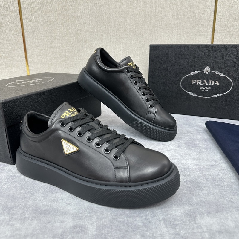 Prada，普拉達 最新款厚底休閑運動鞋 全小牛皮材質極簡設計 外側金色三角PR