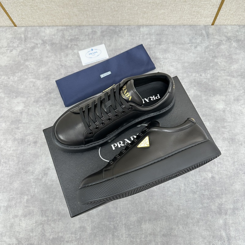 Prada，普拉達 最新款厚底休閑運動鞋 全小牛皮材質極簡設計 外側金色三角PR