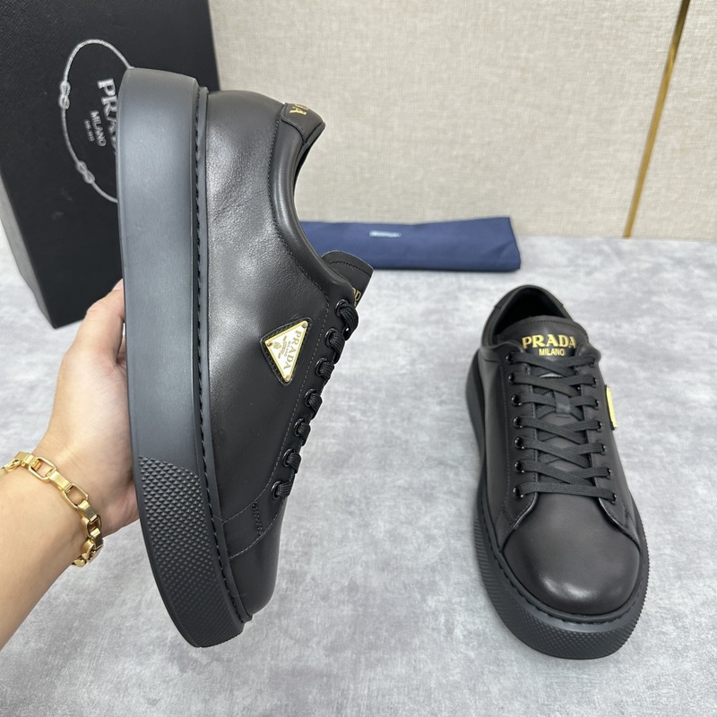 Prada，普拉達 最新款厚底休閑運動鞋 全小牛皮材質極簡設計 外側金色三角PR