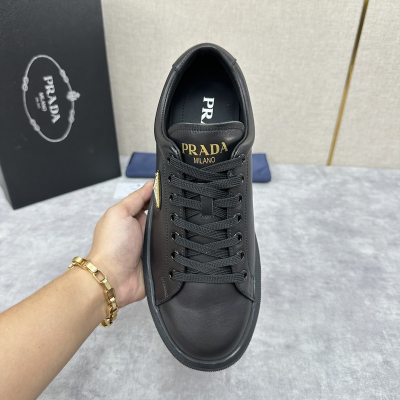 Prada，普拉達 最新款厚底休閑運動鞋 全小牛皮材質極簡設計 外側金色三角PR