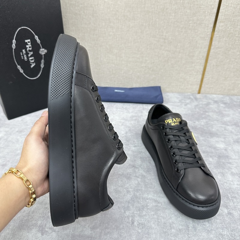 Prada，普拉達 最新款厚底休閑運動鞋 全小牛皮材質極簡設計 外側金色三角PR