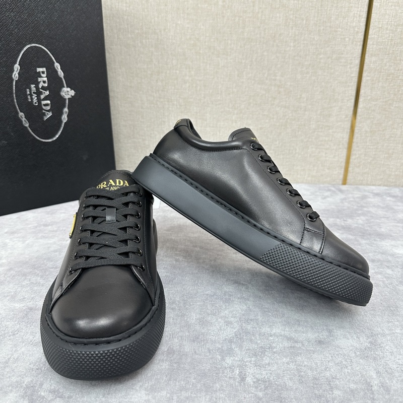 Prada，普拉達 最新款厚底休閑運動鞋 全小牛皮材質極簡設計 外側金色三角PR