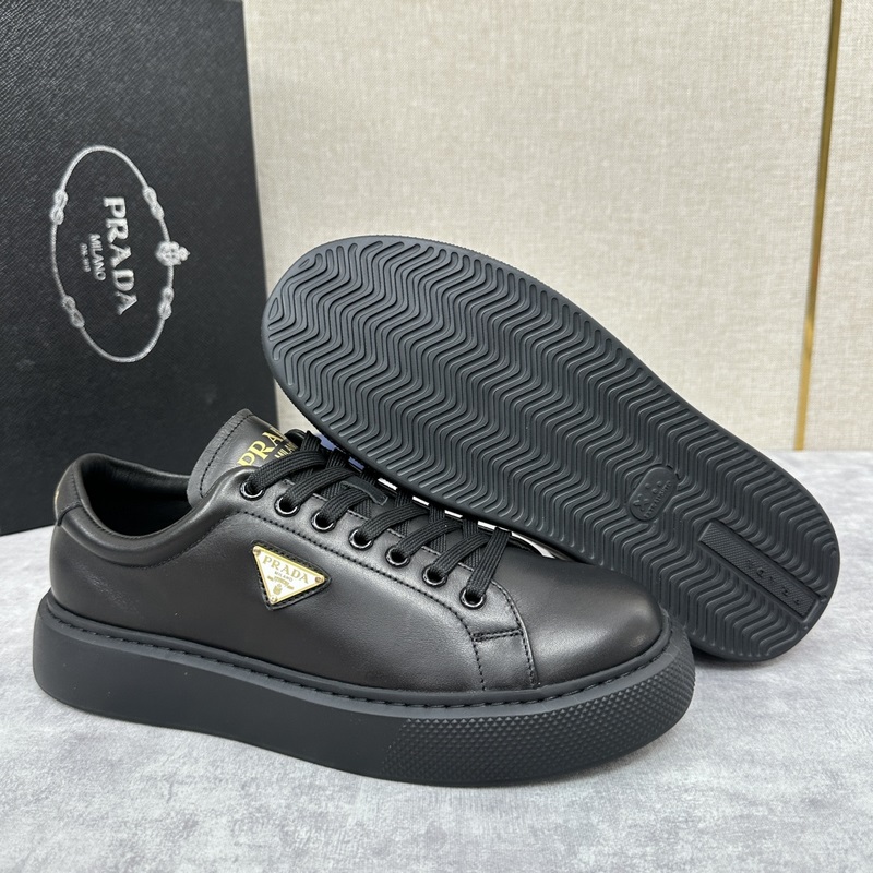 Prada，普拉達 最新款厚底休閑運動鞋 全小牛皮材質極簡設計 外側金色三角PR