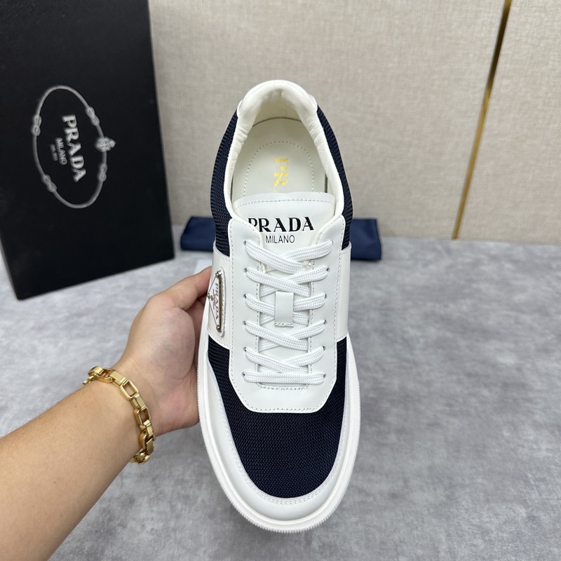 Prada，普拉達 最新款厚底休閑運動鞋 小牛皮材質拼接網面撞色設計 外側三角P