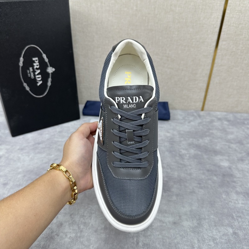 Prada，普拉達 最新款厚底休閑運動鞋 小牛皮材質拼接網面撞色設計 外側三角P