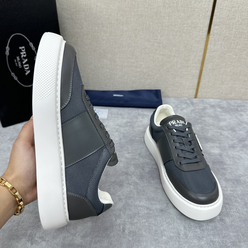 Prada，普拉達 最新款厚底休閑運動鞋 小牛皮材質拼接網面撞色設計 外側三角P