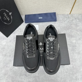 Prada，普拉達 最新款厚底休閑運動鞋 小牛皮材質拼接網面撞色設計 外側三角P