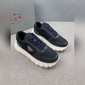 Prada，普拉達男士皮革休閑運動鞋，采用進口純色小牛皮拼接網孔牛皮鞋面，立體幾