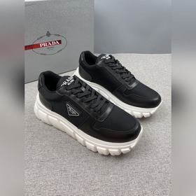 Prada，普拉達男士皮革休閑運動鞋，采用進口純色小牛皮拼接網孔牛皮鞋面，立體幾