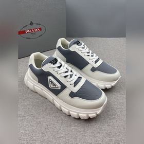 Prada，普拉達男士皮革休閑運動鞋，采用進口純色小牛皮拼接網孔牛皮鞋面，立體幾
