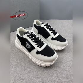 Prada，普拉達男士皮革休閑運動鞋，采用進口純色小牛皮拼接網孔牛皮鞋面，立體幾