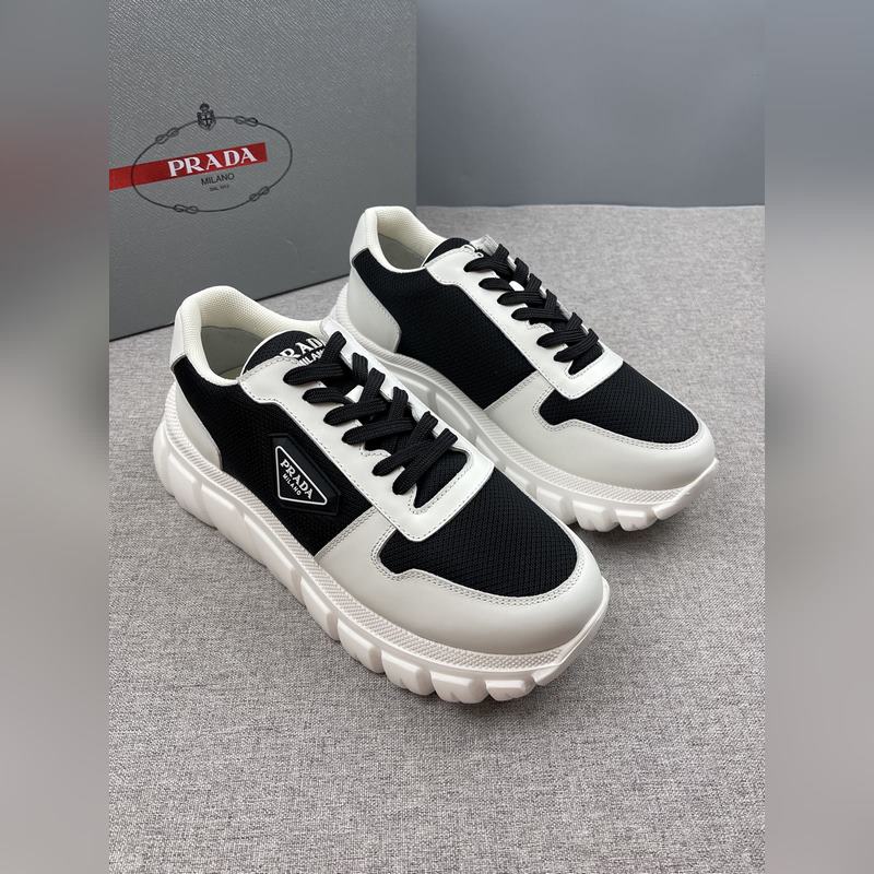 Prada，普拉達男士皮革休閑運動鞋，采用進口純色小牛皮拼接網孔牛皮鞋面，立體幾