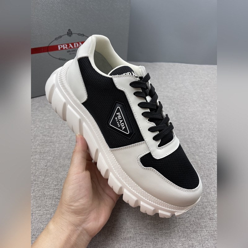 Prada，普拉達男士皮革休閑運動鞋，采用進口純色小牛皮拼接網孔牛皮鞋面，立體幾
