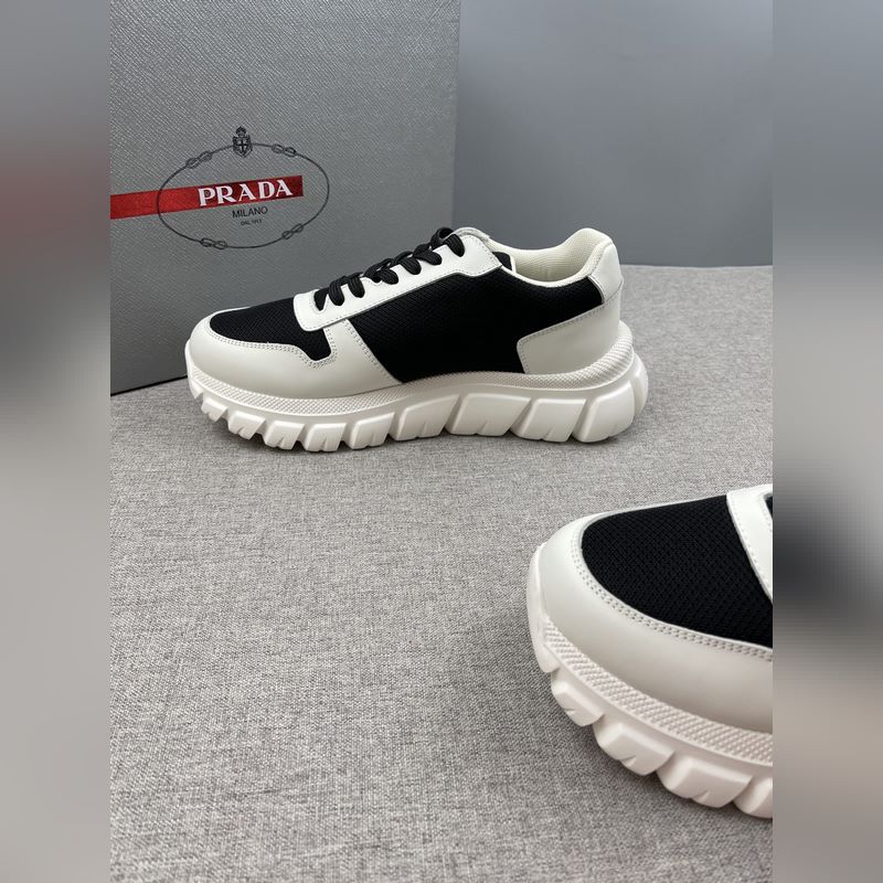 Prada，普拉達男士皮革休閑運動鞋，采用進口純色小牛皮拼接網孔牛皮鞋面，立體幾