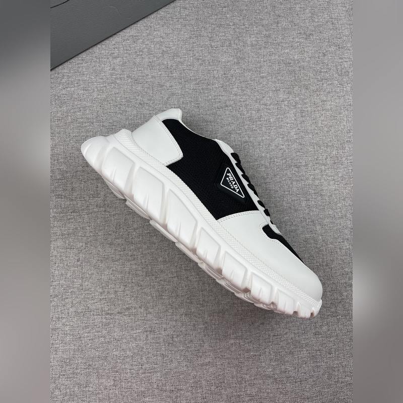 Prada，普拉達男士皮革休閑運動鞋，采用進口純色小牛皮拼接網孔牛皮鞋面，立體幾