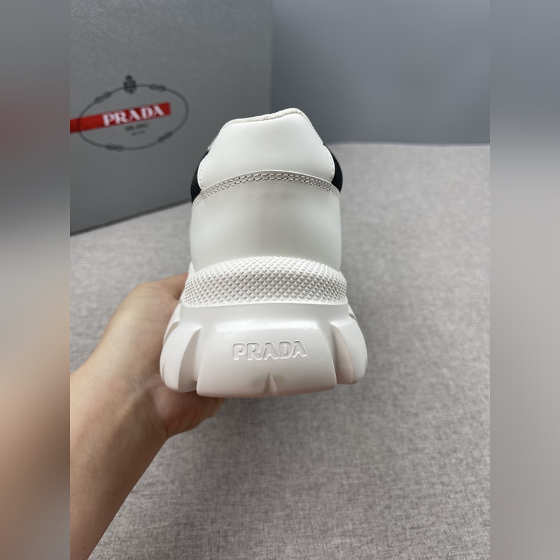 Prada，普拉達男士皮革休閑運動鞋，采用進口純色小牛皮拼接網孔牛皮鞋面，立體幾