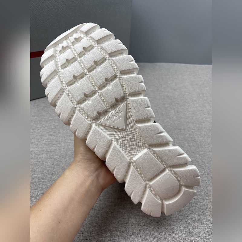 Prada，普拉達男士皮革休閑運動鞋，采用進口純色小牛皮拼接網孔牛皮鞋面，立體幾