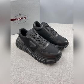 Prada，普拉達男士皮革休閑運動鞋，采用進口純色小牛皮拼接網孔牛皮鞋面，立體幾